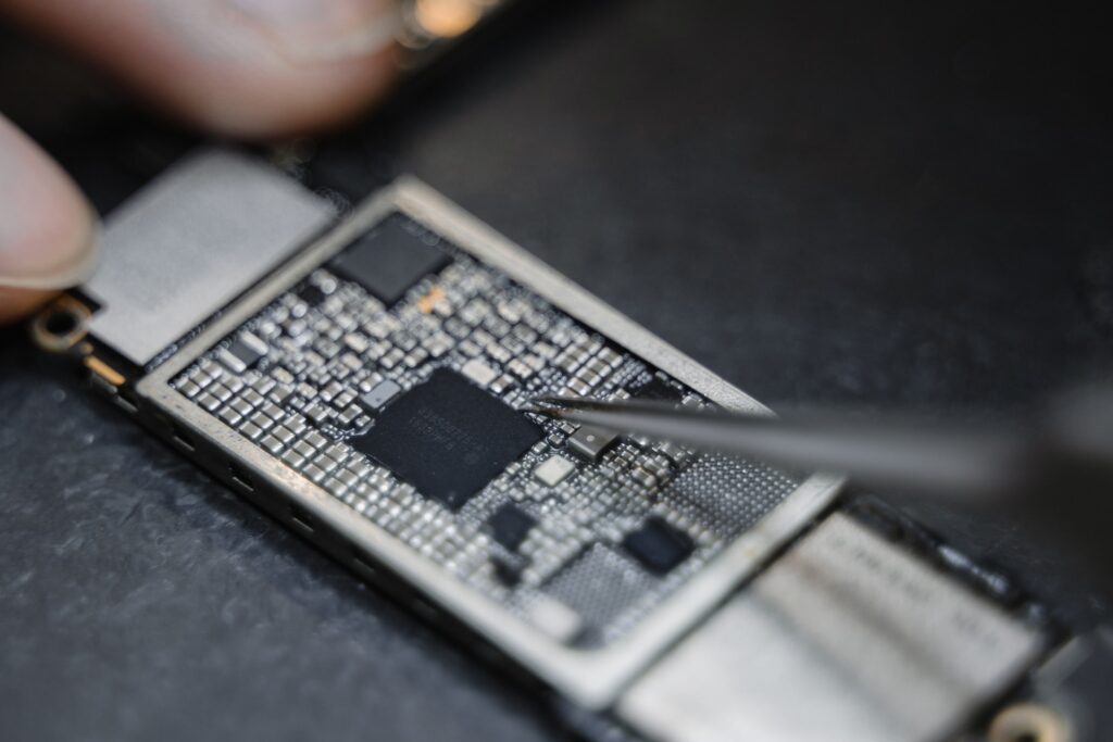Does The Adapter Kit Include Tools For Ejecting And Handling SIM Cards?