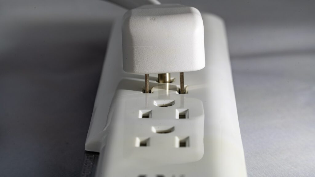 Does The USB Hub Include Any Additional Features Like LED Indicators Or Surge Protection?